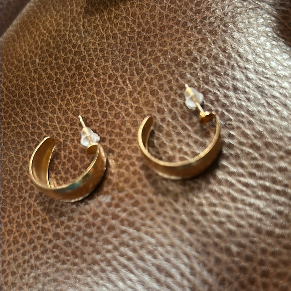 NWOT Goldtone 1” Minimalist Hoop Earrings,pierced, lightweight,comfortable